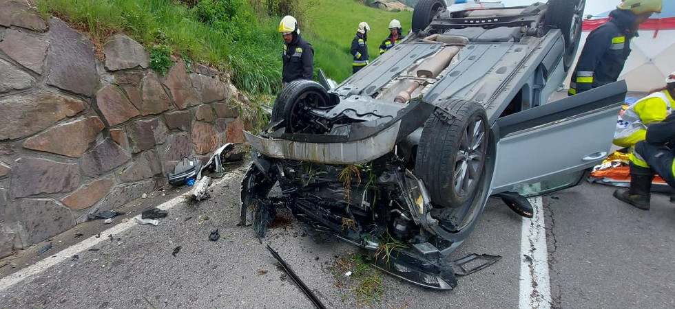 Si schianta con l'auto contro un muro e si cappotta, una donna in gravissime condizioni estratta dalle lamiere