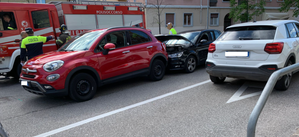 Violento tamponamento in centro a Trento: sul posto vigili del fuoco e polizia locale