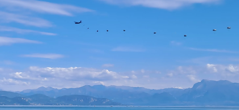 Paracadutisti sul Garda si lanciano dagli Hercules in volo