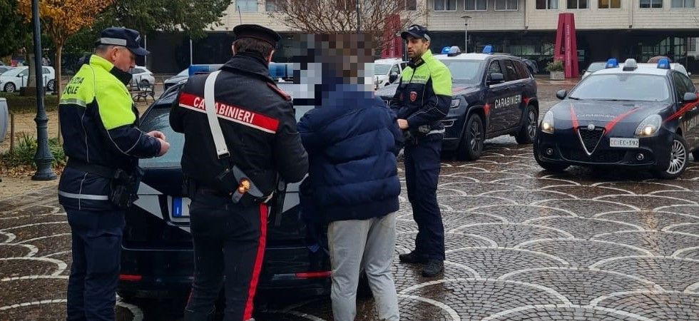 Spaccio in Piazza Dante, una volta scoperto cerca di ingoiare gli “ovuli” di eroina poi morde il dito a un agente della