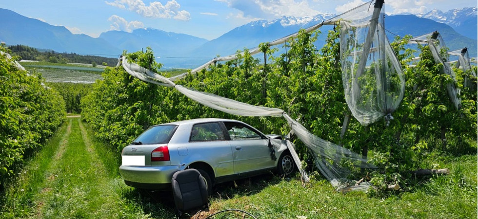 Ha un malore alla guida, si scontra contro un'altra auto e finisce tra i meleti