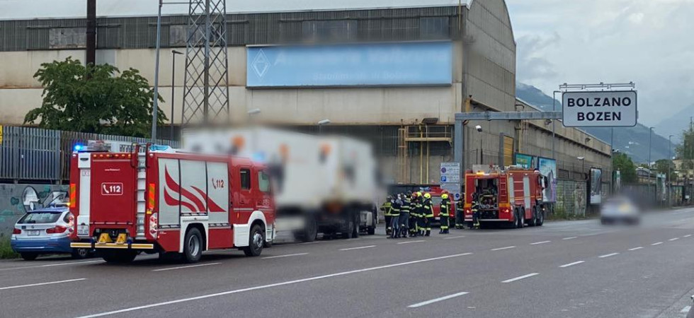 Paura sull'autostrada, molto fumo dai freni di un autoarticolato in viaggio