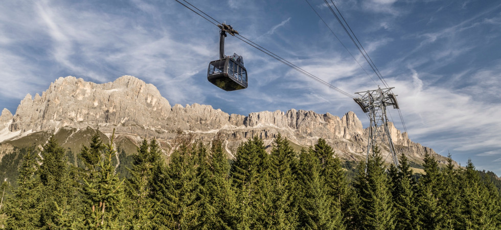 Sulle Dolomiti avviate le funivie circondate dalla neve, la stagione estiva parte con un paesaggio invernale