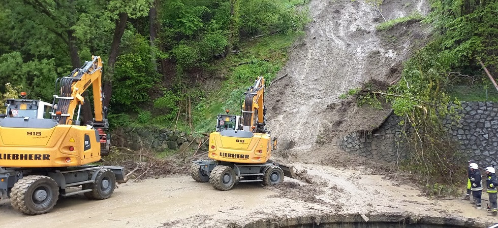 Maltempo, con il temporale frana una parte della collina: una colata di fango e detriti invade la strada