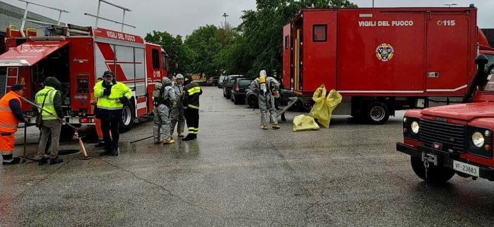 Una sostanza tossica fuoriesce da una ditta che produce materiale plastico: l’intervento dei vigili del fuoco