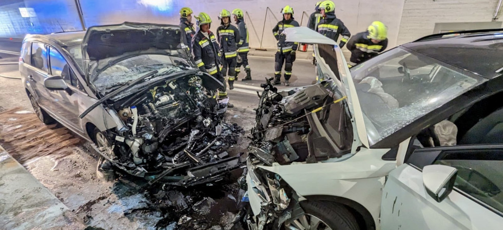 Violento schianto frontale in galleria: 5 i feriti, grave una donna