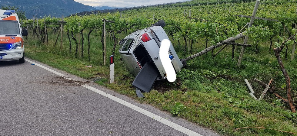 Perde il controllo dell’auto e si ribalta nel vigneto: ferito l’autista
