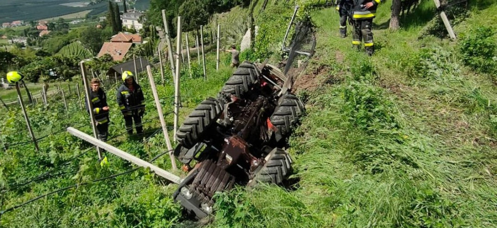 Il trattore scivola e si ribalta tra i filari in campagna: vigili del fuoco in azione per il recupero