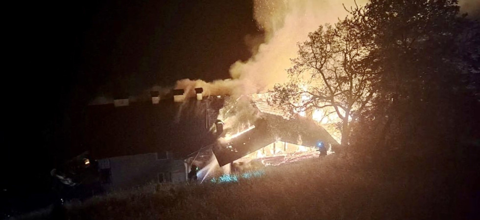 Terribile incendio in un maso: decine di vigili del fuoco sul posto