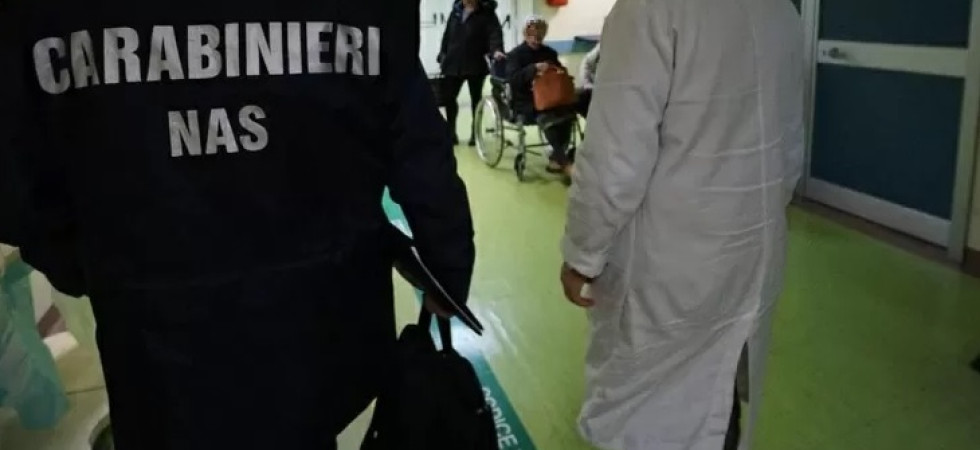 Forniva titoli e abilitazioni falsificati, i carabinieri del Nas fermano un finto infermiere impiegato in Rsa