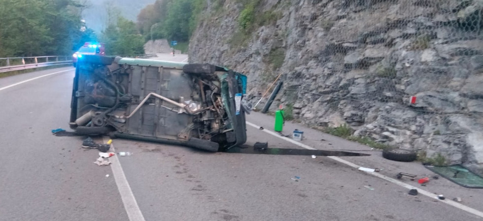 Violento schianto all'alba, con l'auto finisce contro la roccia e poi si ribalta, un 42enne trasportato in ospedale