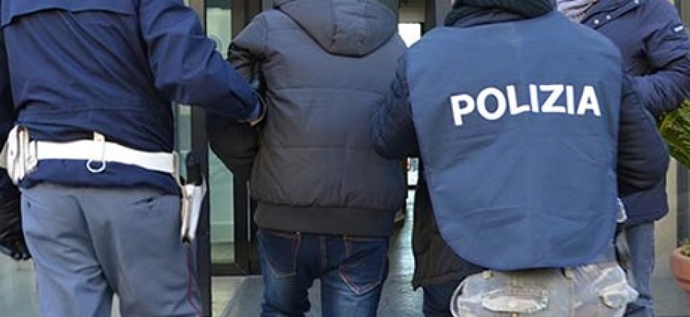Trasformano l'appartamento in una centrale per lo spaccio, operazione della polizia a Mattarello
