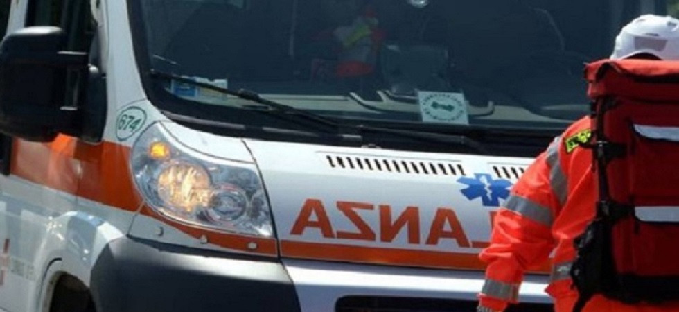 Travolta da un'auto mentre attraversa la strada e scaraventata sull'asfalto, gravissima una ragazza di 30 anni