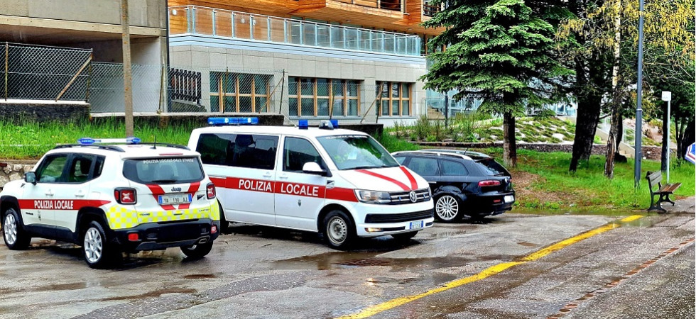 Gira con l'auto senza assicurazione: fermato si scopre che il mezzo è di una persona proprietaria di 300 veicoli