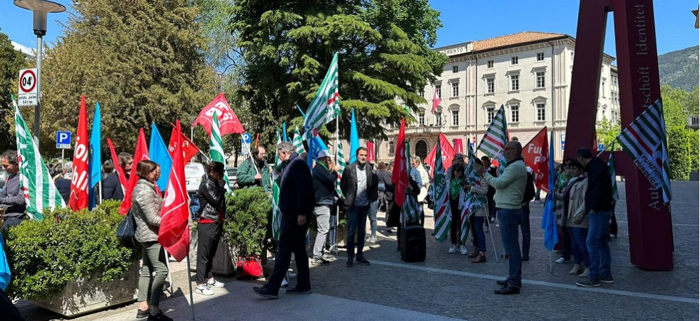 Ai lavoratori un aumento dell'1,5% contro il 14% che la politica si è assegnato''