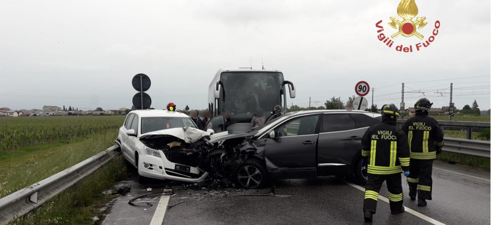 Violento incidente frontale tra due auto nel gardesano: cinque feriti, tra cui una 17enne, trasportati agli ospedali