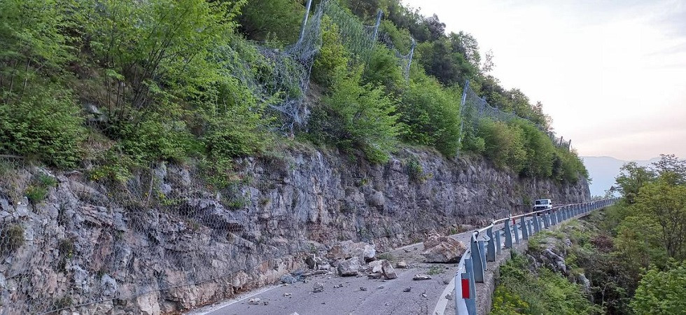 Grossi massi invadono la carreggiata: frana lungo la strada provinciale 18 che ora è chiusa al traffico