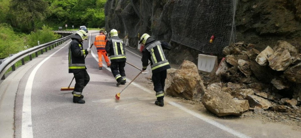 Frana sulla statale della Val Gardena: grossi massi superano le reti di contenimento e finiscono sulla strada