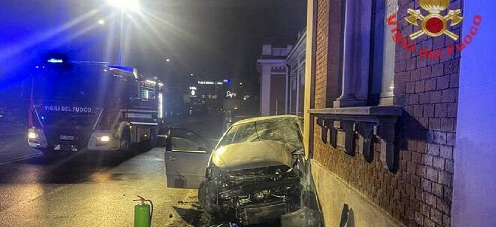 Terribile carambola fra due auto, una si schianta contro il muro di una ...