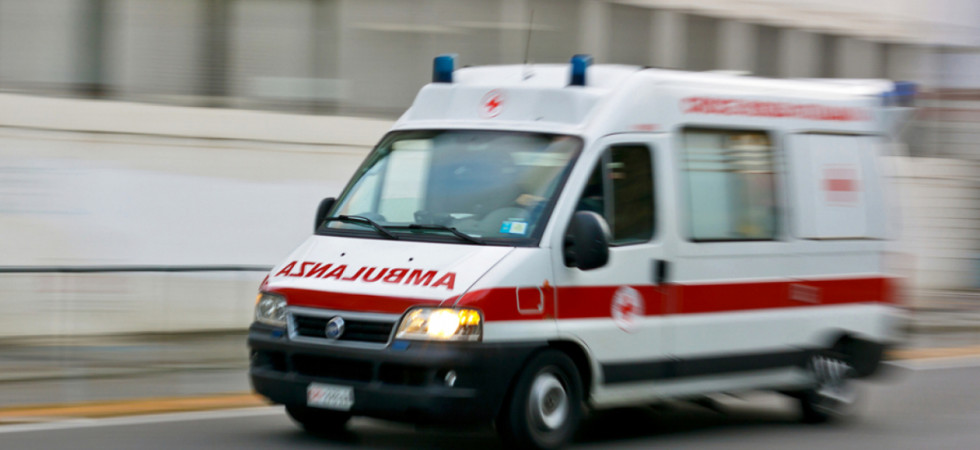 Violento scontro auto-bici, due ciclisti 60enni all'ospedale