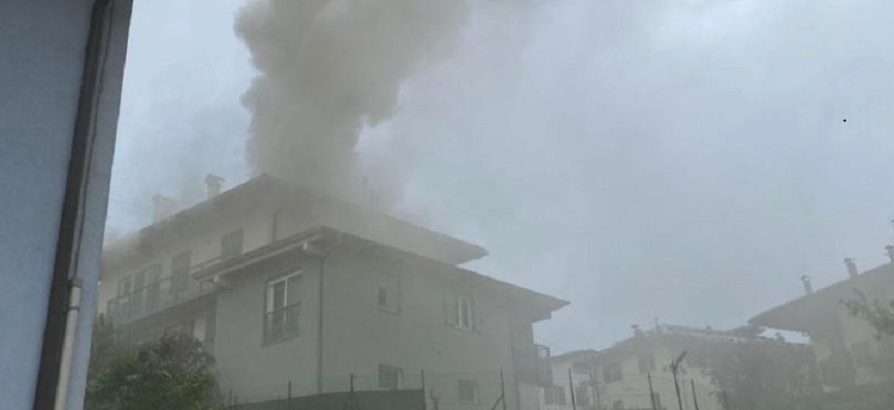 In fiamme il tetto di una casa: si alza un'alta colonna di fumo in cielo