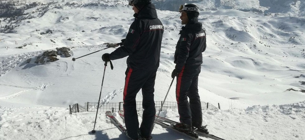 Lasciano il figlio nella carrozzina mentre sono a sciare: denunciati dai carabinieri