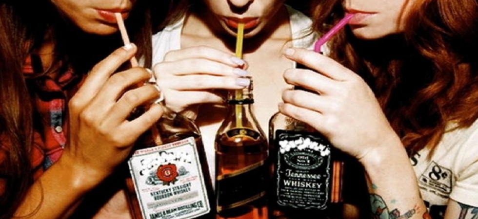 Carabinieri in borghese a una festa (con tantissimi minorenni) beccano barista che serve alcolici a un 15enne