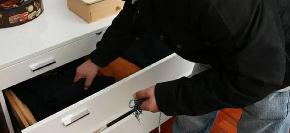 Si trova in casa una donna che rovista tra i suoi mobili