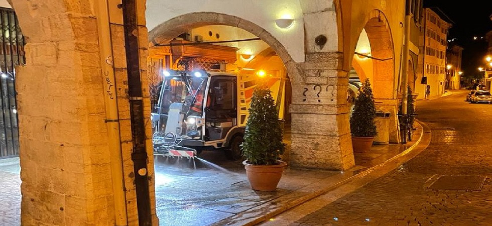 Elettrica, silenziosa e 'mini', nel centro storico di Trento di notte torna operativa la macchina operatrice per la pulizia