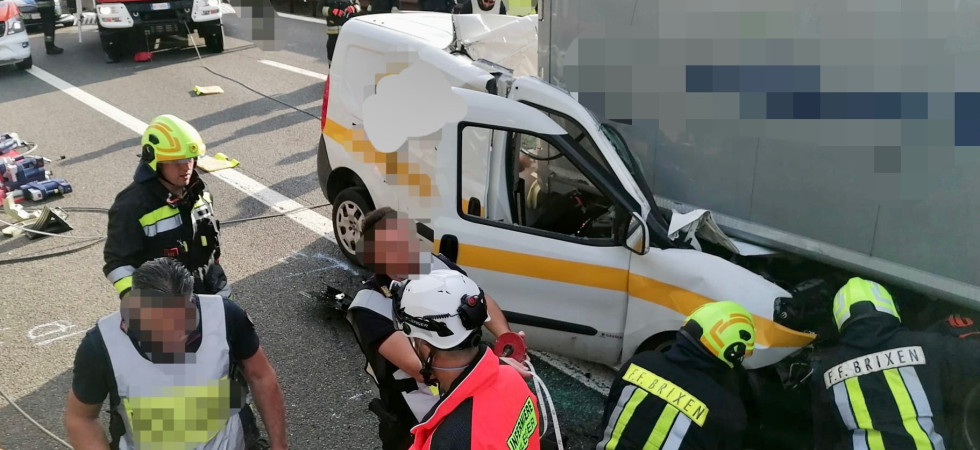 Incidente mortale in A22, un furgone si è schiantato contro un camion: un uomo è morto fra le lamiere