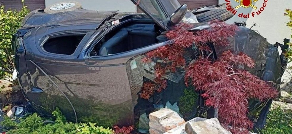 Perde il controllo dell’auto che si ribalta nel cortile di un’abitazione: elitrasportato all’ospedale