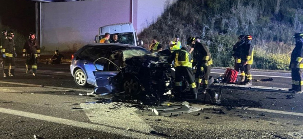 Incidente mortale, scontro frontale fra una macchina e un furgone: è morto un ragazzo di 24 anni