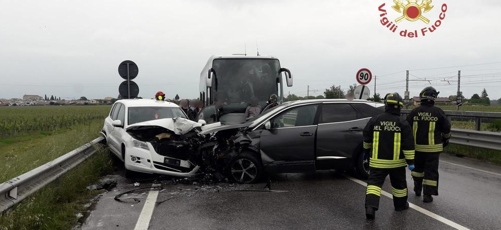 Terribile frontale fra un Suv e un’auto: una donna elitrasportata all’ospedale, ferita anche una 17enne
