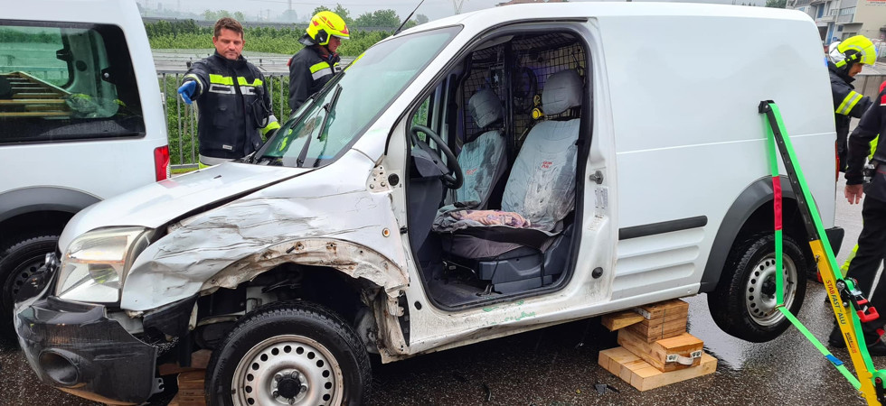 Scontro fra quattro mezzi, intervengono i pompieri: un uomo estratto dalle lamiere con le pinze idrauliche