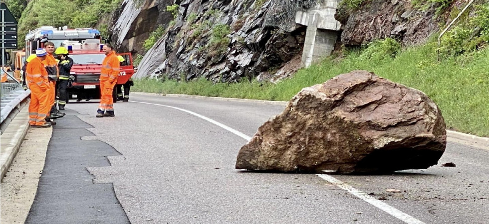Un enorme pezzo di roccia piomba sulla strada, vigili del fuoco e forze dell'ordine in azione