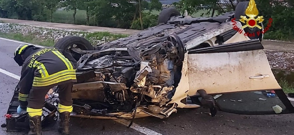 Tremendo incidente, perde il controllo dell'auto e si ribalta: una donna incastrata fra le lamiere
