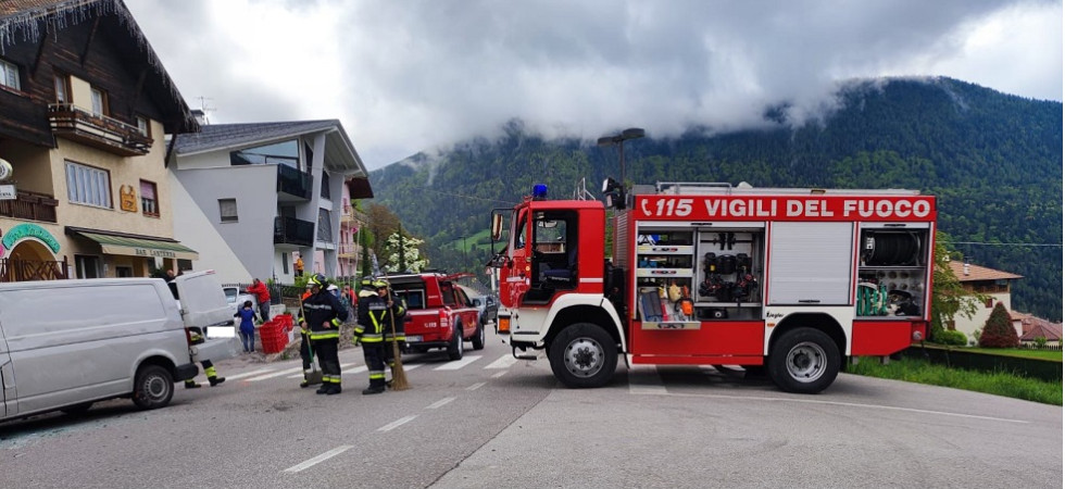 Schianto auto-furgone, un mezzo si rovescia lungo la carreggiata