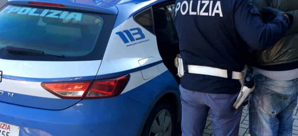 Distrugge a calci una porta dell'autobus e da ubriaco sferra calci contro i poliziotti