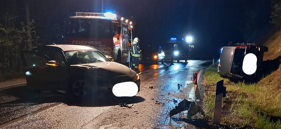 Perde il controllo dell'auto e finisce contro un altro mezzo che si ribalta: pauroso schianto nella notte