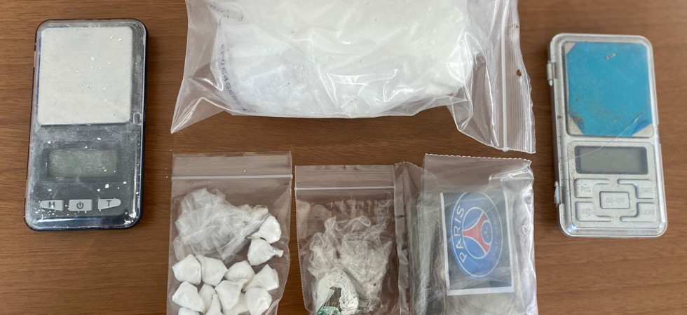 Nasconde cocaina, hashish e due bilancini in un cespuglio: arrestato un 21enne