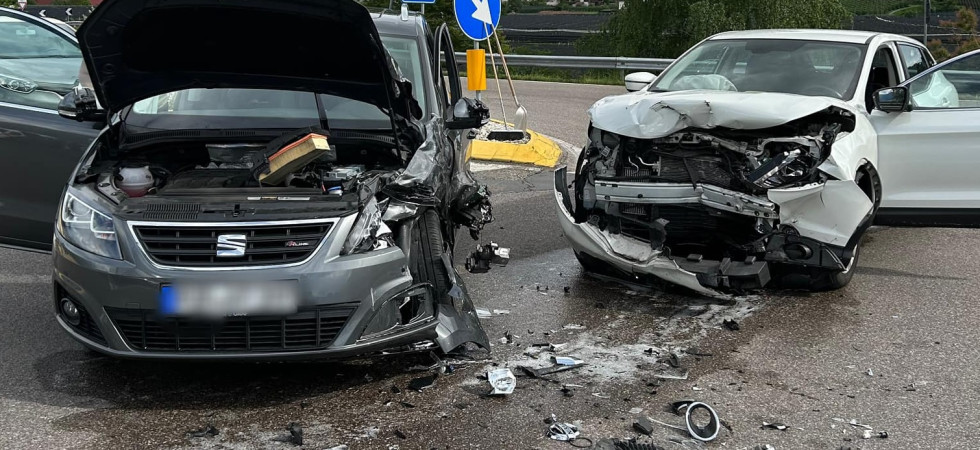 Momenti di paura all'ingresso della Mebo, scontro fra due macchine