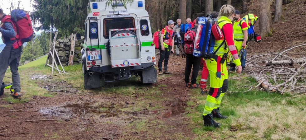 Precipita per 30 metri lungo un pendio rimanendo bloccato e ferito
