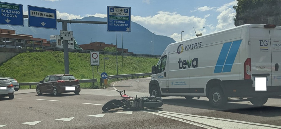 Scontro auto-moto tra tangenziale e Gardesana, un 48enne trasportato all'ospedale di Trento