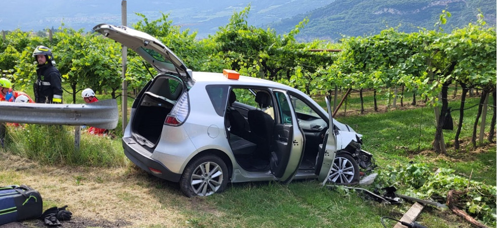 Finisce con l'auto in campagna e si schianta contro le vigne e alcuni pali