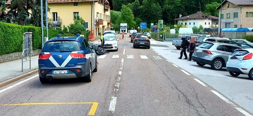 L’auto tampona la moto, centauro sbalzato di sella cade sull’asfalto