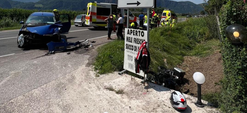 Violento schianto tra auto e moto: ferito il centauro