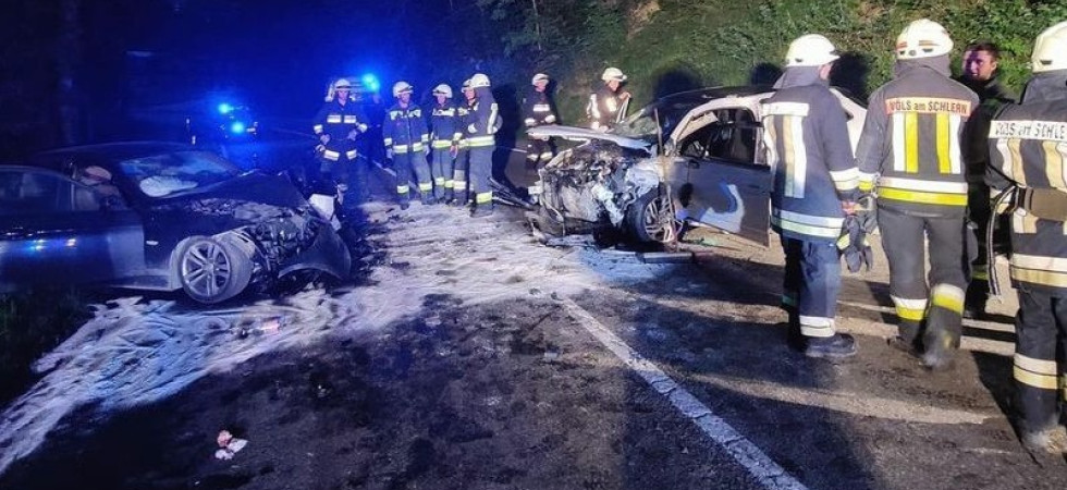 Violento schianto nella notte, coinvolte due macchine e una moto