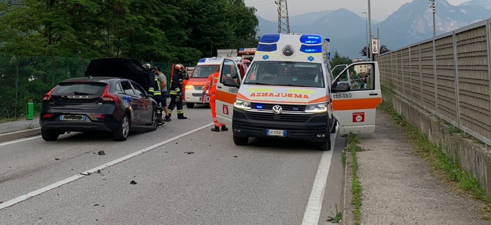 Violento scontro fra due auto, coinvolta una ragazza incinta trasportata all'ospedale di Trento