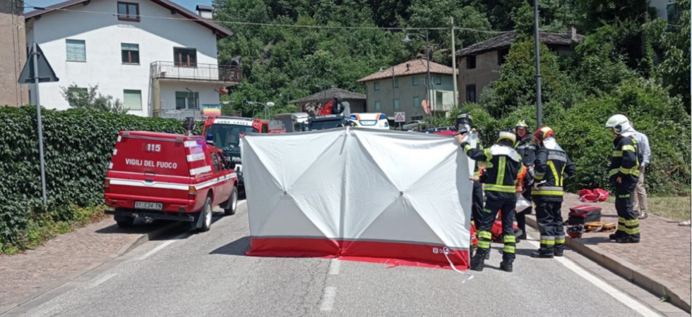 Scontro auto-bici, il ciclista scaraventato sull'asfalto