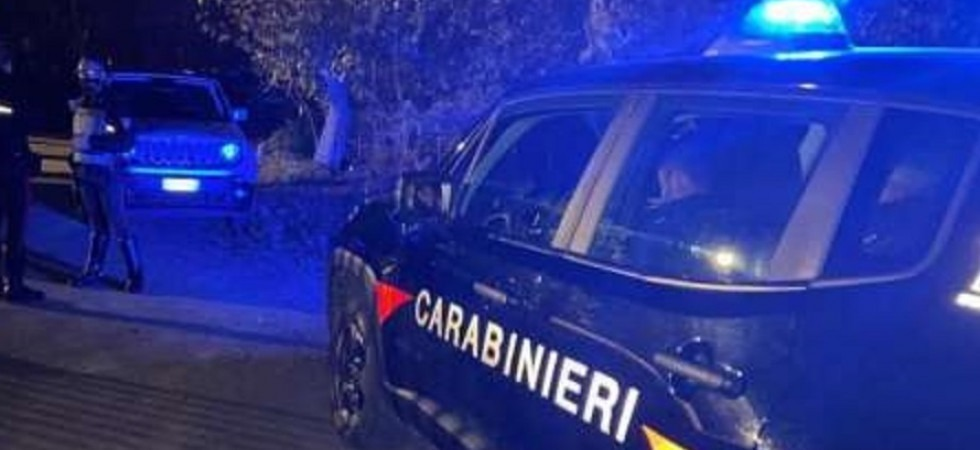 Rubano una station wagon, poi il folle inseguimento con carabinieri e polizia locale